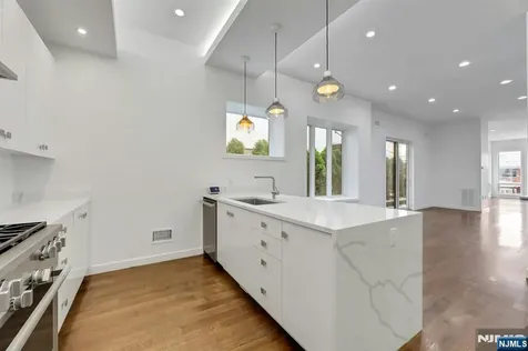716 Undercliff Avenue Edgewater NJ 07020