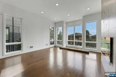 716 Undercliff Avenue Edgewater NJ 07020