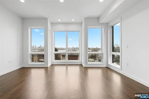 716 Undercliff Avenue Edgewater NJ 07020