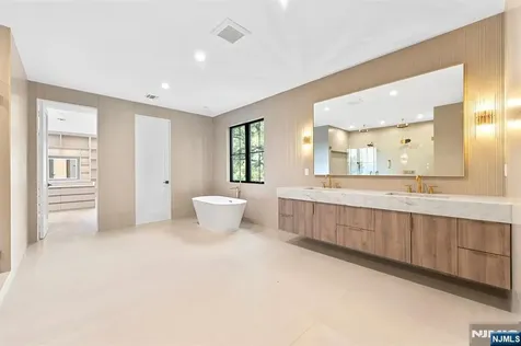 156 Stuart Street Paramus NJ 07652