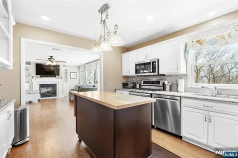 50 Hilltop Terrace Bloomingdale NJ 07403