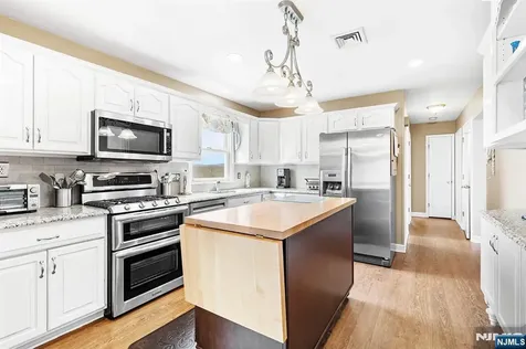 50 Hilltop Terrace Bloomingdale NJ 07403