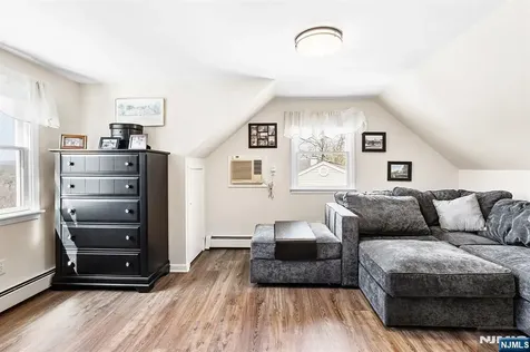 50 Hilltop Terrace Bloomingdale NJ 07403