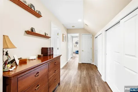 50 Hilltop Terrace Bloomingdale NJ 07403