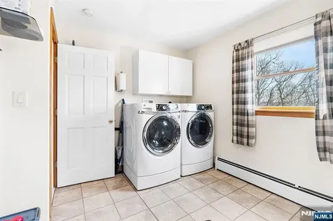 50 Hilltop Terrace Bloomingdale NJ 07403