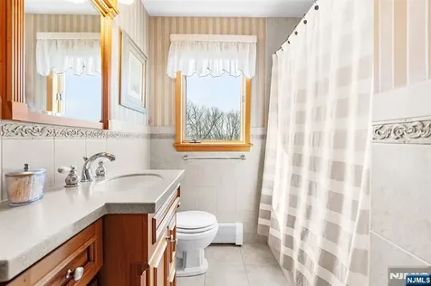 50 Hilltop Terrace Bloomingdale NJ 07403