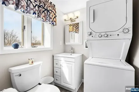 50 Hilltop Terrace Bloomingdale NJ 07403
