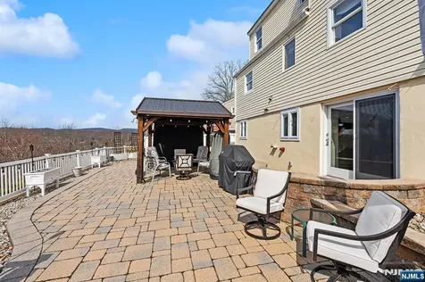 50 Hilltop Terrace Bloomingdale NJ 07403