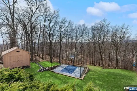 50 Hilltop Terrace Bloomingdale NJ 07403