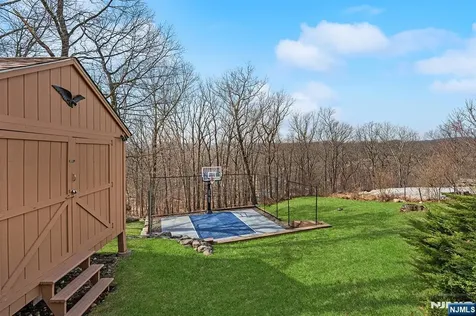 50 Hilltop Terrace Bloomingdale NJ 07403