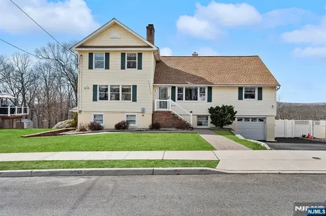 50 Hilltop Terrace Bloomingdale NJ 07403