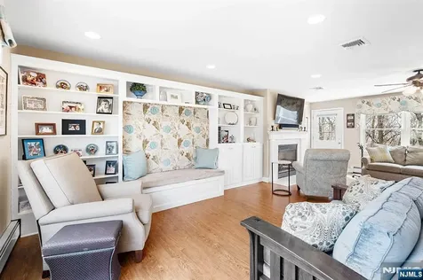 50 Hilltop Terrace Bloomingdale NJ 07403