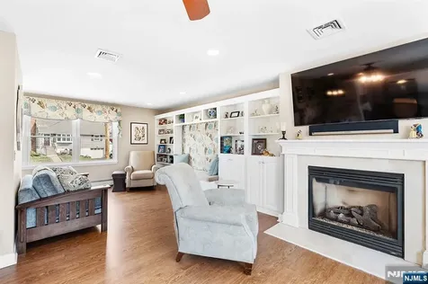 50 Hilltop Terrace Bloomingdale NJ 07403