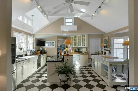28 Turners Lake Drive Mahwah NJ 07430