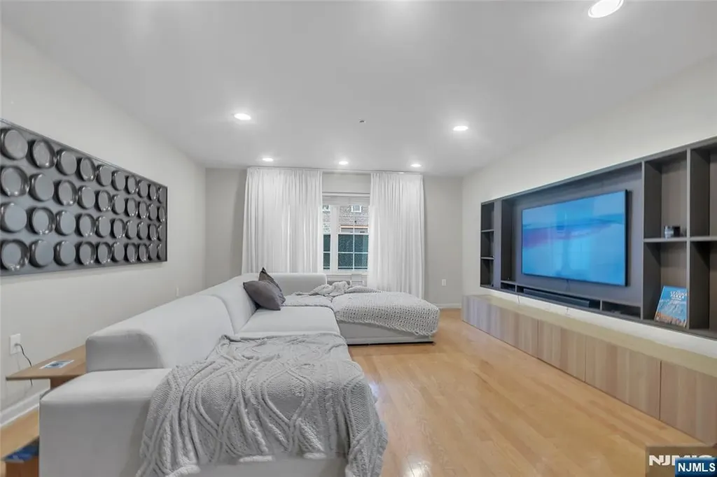547 Gorge Road Cliffside Park NJ 07010