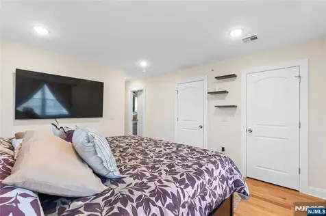 337 13th Avenue Newark NJ 07103