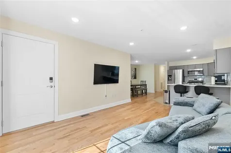 337 13th Avenue Newark NJ 07103
