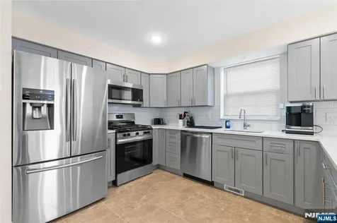 337 13th Avenue Newark NJ 07103
