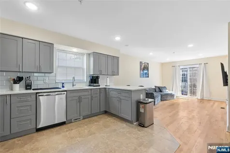 337 13th Avenue Newark NJ 07103