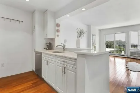 3412 City Place Edgewater NJ 07020