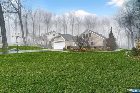 8 Hemlock Lane Kinnelon Borough NJ 07405
