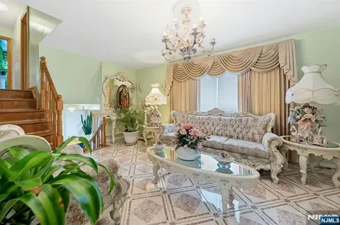 8 Monaghan Road Edison NJ 08817
