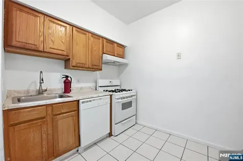 44 1//2 3rd Street Newark NJ 07107