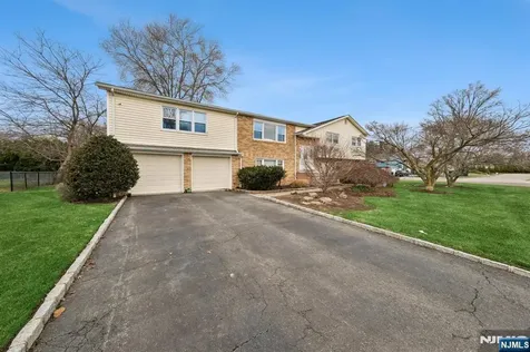 2 Caryn Place Fairfield NJ 07004