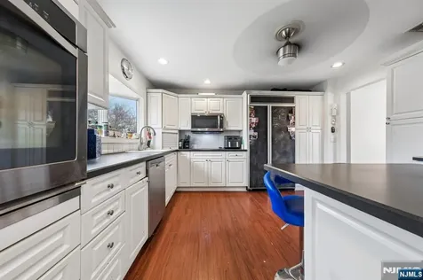 2 Caryn Place Fairfield NJ 07004