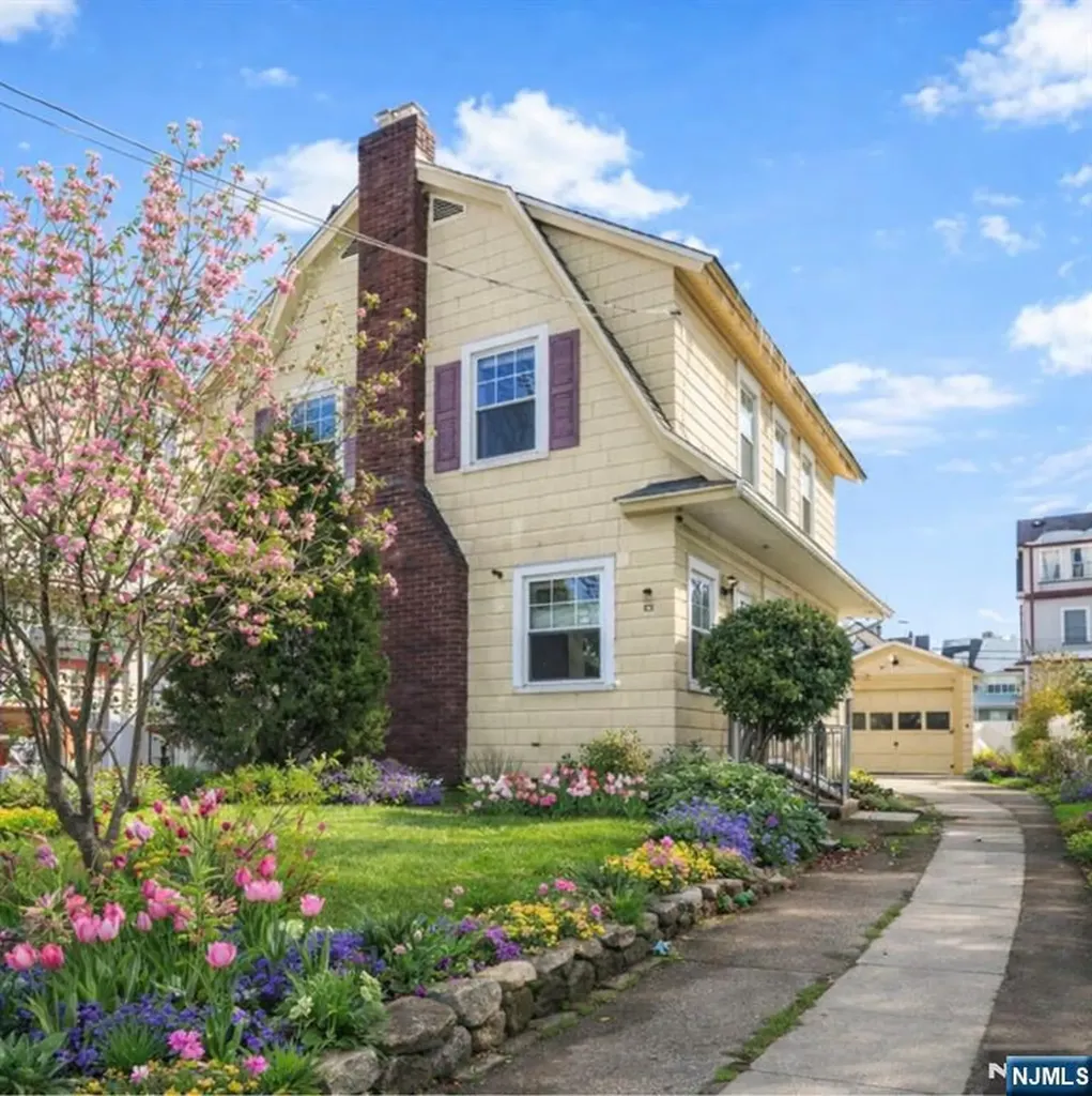 33 Beaumont Place Newark NJ 07104