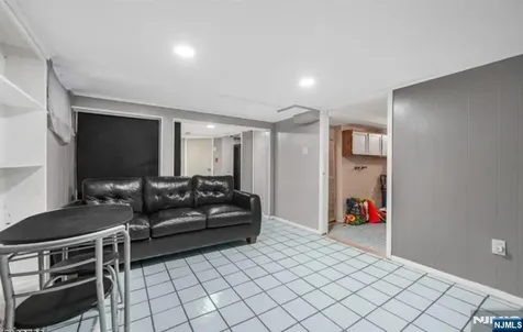 33 Beaumont Place Newark NJ 07104