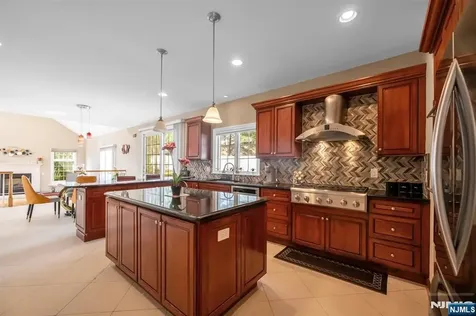 683 Victoria Avenue Paramus NJ 07652