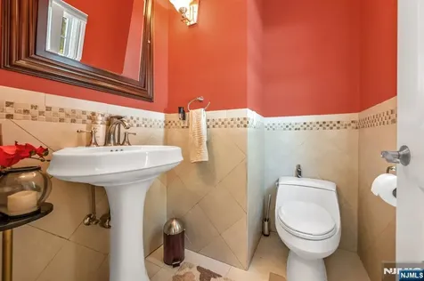 683 Victoria Avenue Paramus NJ 07652