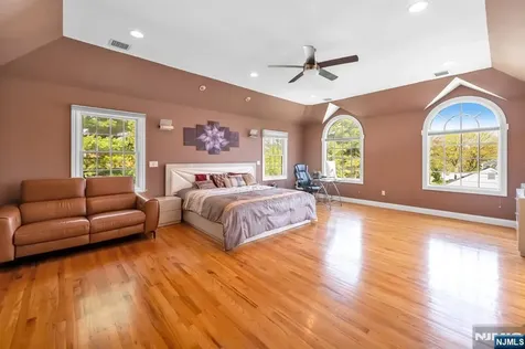 683 Victoria Avenue Paramus NJ 07652
