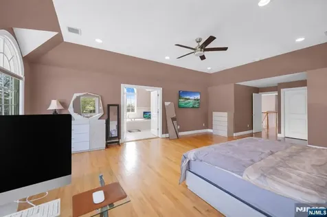 683 Victoria Avenue Paramus NJ 07652