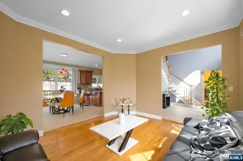 683 Victoria Avenue Paramus NJ 07652