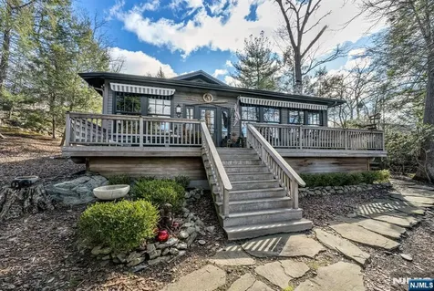 26 Short Road Bloomingdale NJ 07420