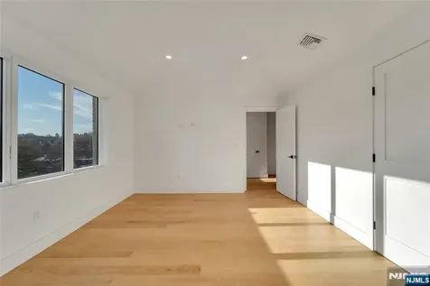 432 Stillwell Avenue Fort Lee NJ 07024
