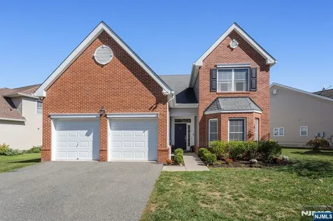 24 Bluffs Court Hamburg NJ 07419