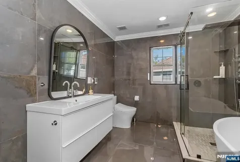 24 Bluffs Court Hamburg NJ 07419