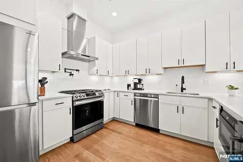 34 Manhattan Avenue Jersey City NJ 07307