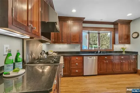321 Hollywood Avenue Ho-ho-kus NJ 07423