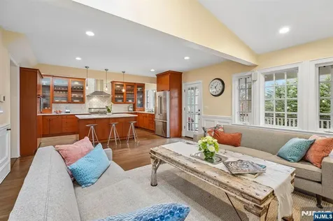 391 Up Mountain Avenue Montclair NJ 07043