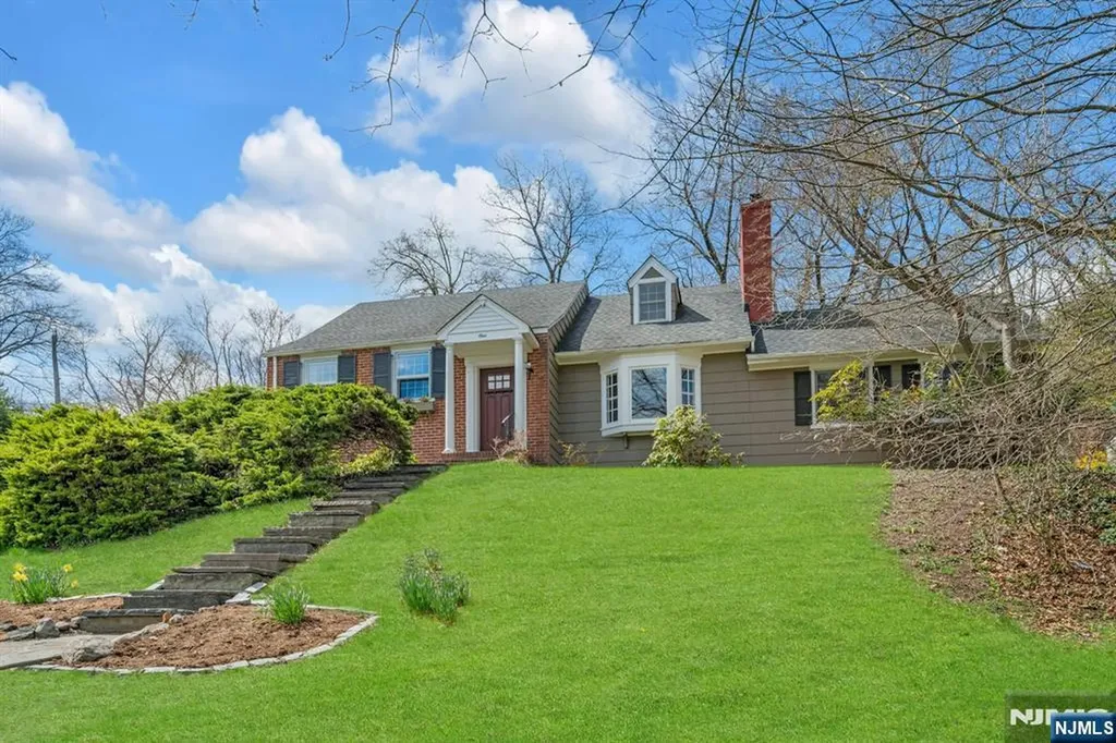 1 Crescent Place Ho-ho-kus NJ 07423