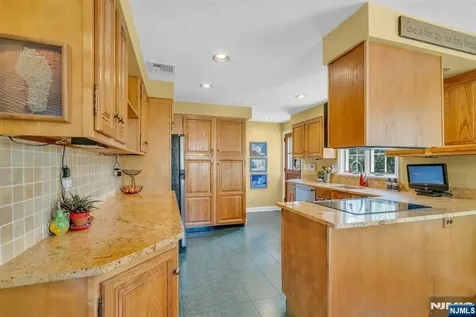 1 Crescent Place Ho-ho-kus NJ 07423