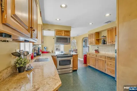 1 Crescent Place Ho-ho-kus NJ 07423