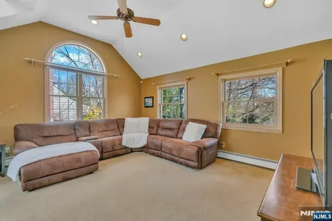 1 Crescent Place Ho-ho-kus NJ 07423