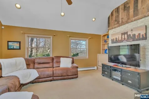1 Crescent Place Ho-ho-kus NJ 07423