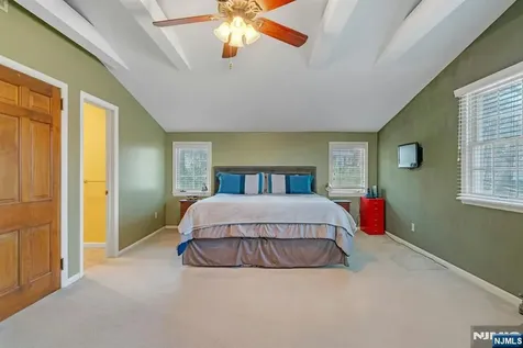1 Crescent Place Ho-ho-kus NJ 07423