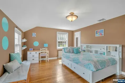 1 Crescent Place Ho-ho-kus NJ 07423